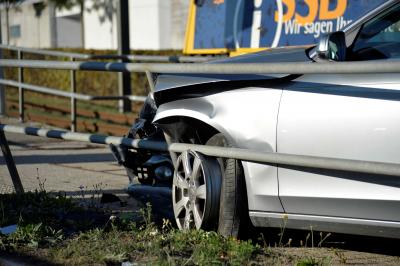 Pkw uebersieht Stadtbahn und wird 5 Meter mitgeschleift - Hoher Schaden an Bahn und Pkw
